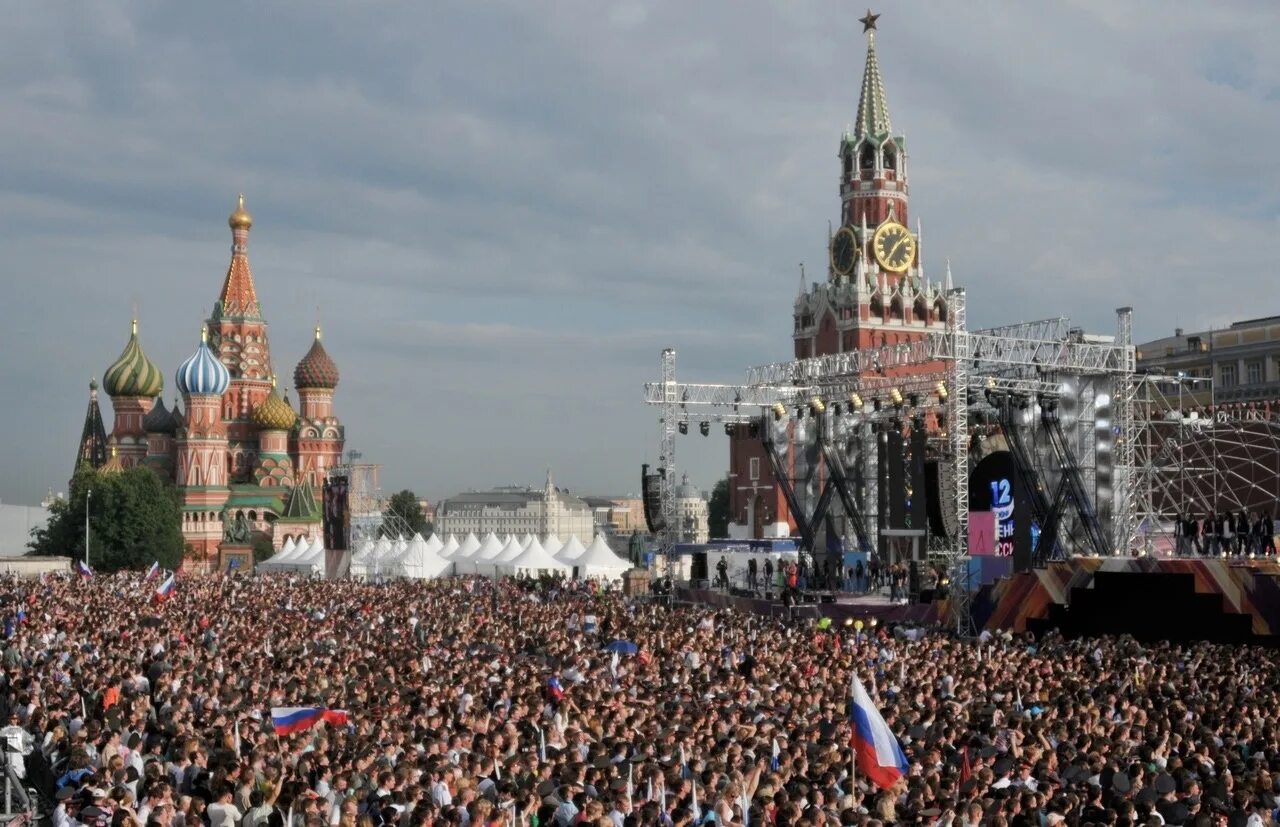 Городское население москвы. Народ на красной площади. Толпа на красной площади. Много людей на площади. Москва люди.