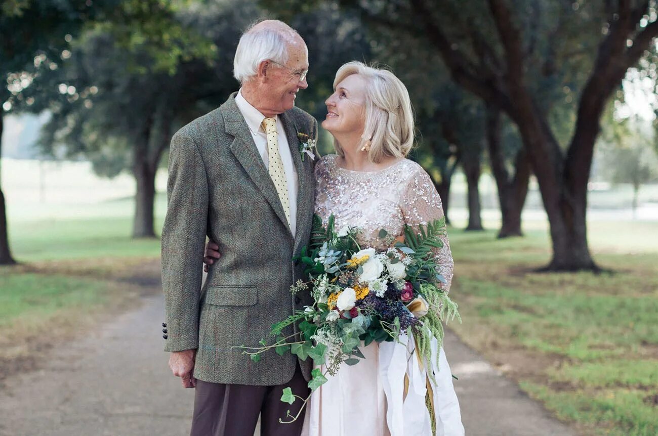 Невеста в возрасте. Свадебные платья для пожилых. Свадебное платье для пожилой невесты. Свадьба взрослых людей. Муж после 60