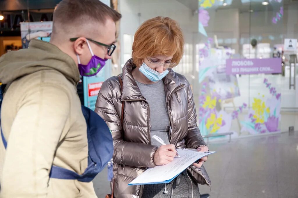 До какого числа сбор подписей за надеждина. Сборщик подписей. Собираем подписи. Сбор подписей фото. Сбор подписей в торговом центре.