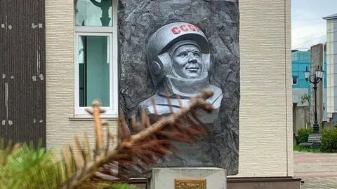 Памятник дню космонавтики