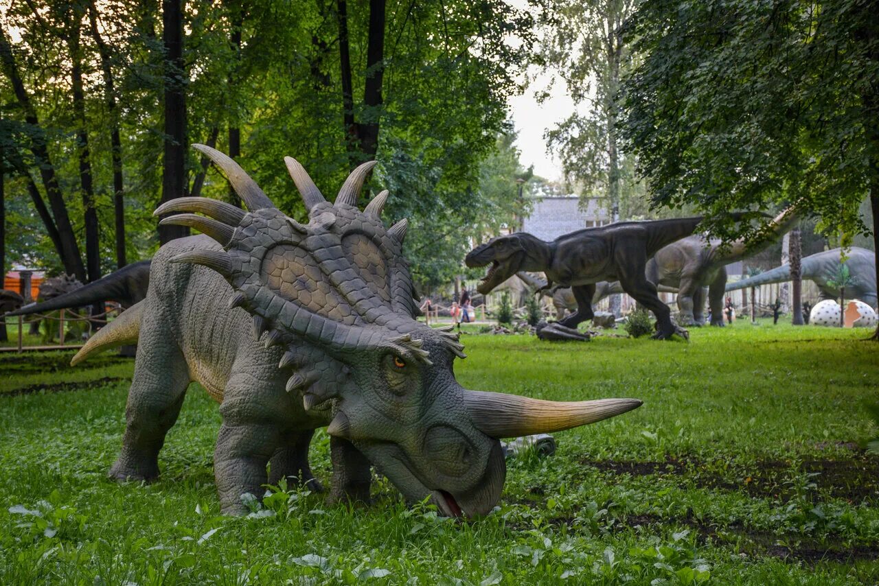Парк динозавров ярославль. Динопарк Ярославль. Детский парк Ярославль динозавры. Парк динозавров в Ярославле на проспекте Ленина.