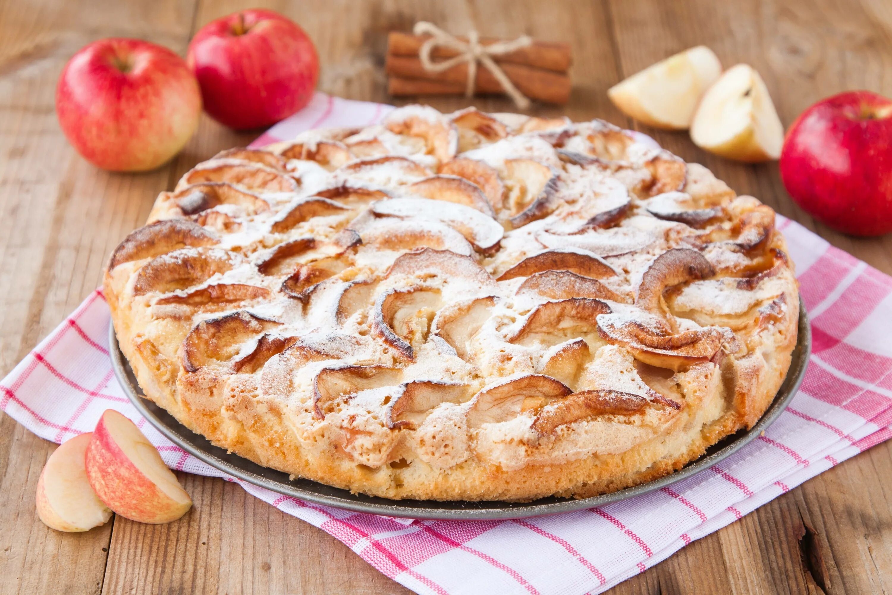 Простой яблочный пирог быстро рецепт. Шарлот яблочный. Шарлотка с яблоками Юлии Высоцкой. Apple pie (яблочный пирог). Яблочная Жизель пирог.