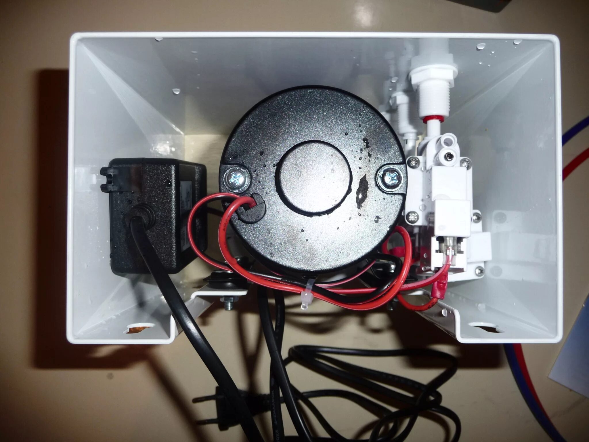 Блок повышения давления. Барьер booster н701р01. 82222434насос повышения давления &quot;барьер booster&quot;. насос-помпа гейзер bp-50 25301. насос повышения давления барьер booster для систем обратного осмоса.