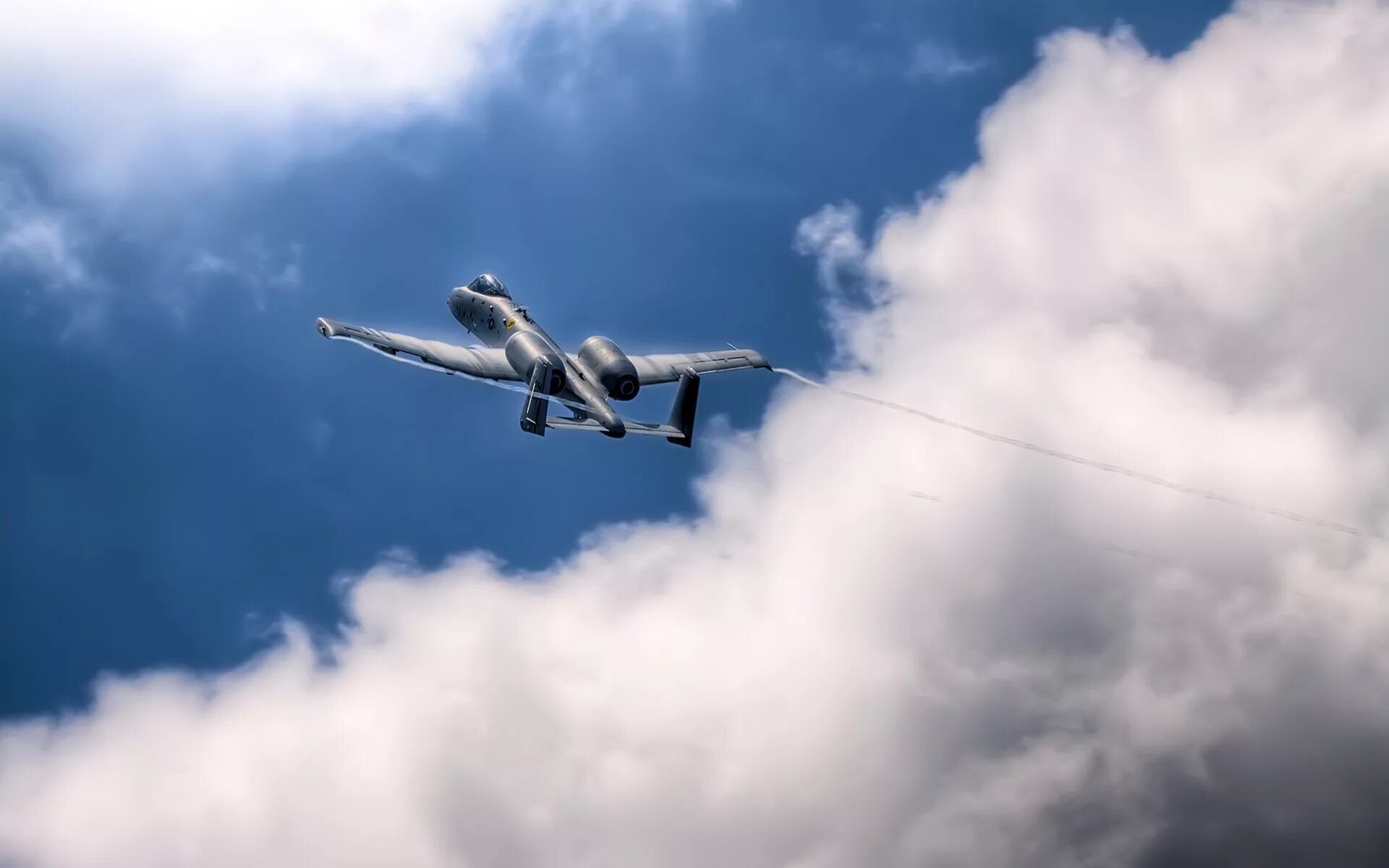 В небе сам самолеты. А-10 тандерболт. самолет в небе. обои самолет. обои на рабочий стол авиация.