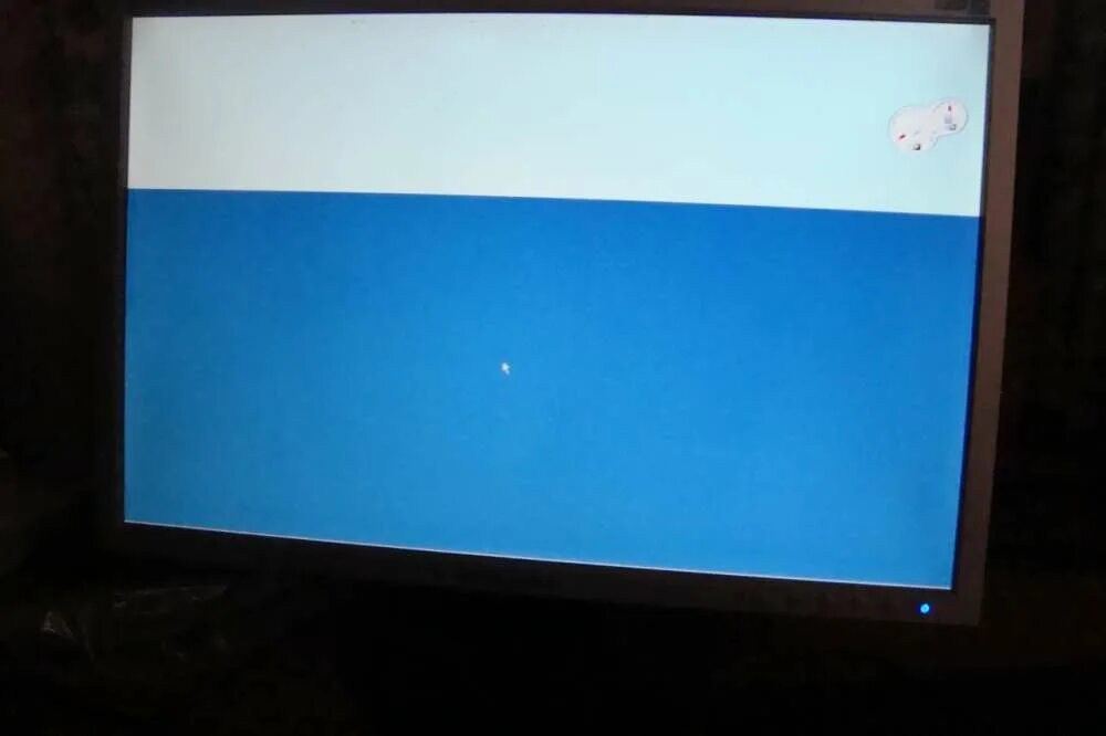 белая полоска на экране монитора. белая полоска сверху экрана. белая полоска вверху экрана ноутбука. полосы на мониторе. белый экран с полосками.