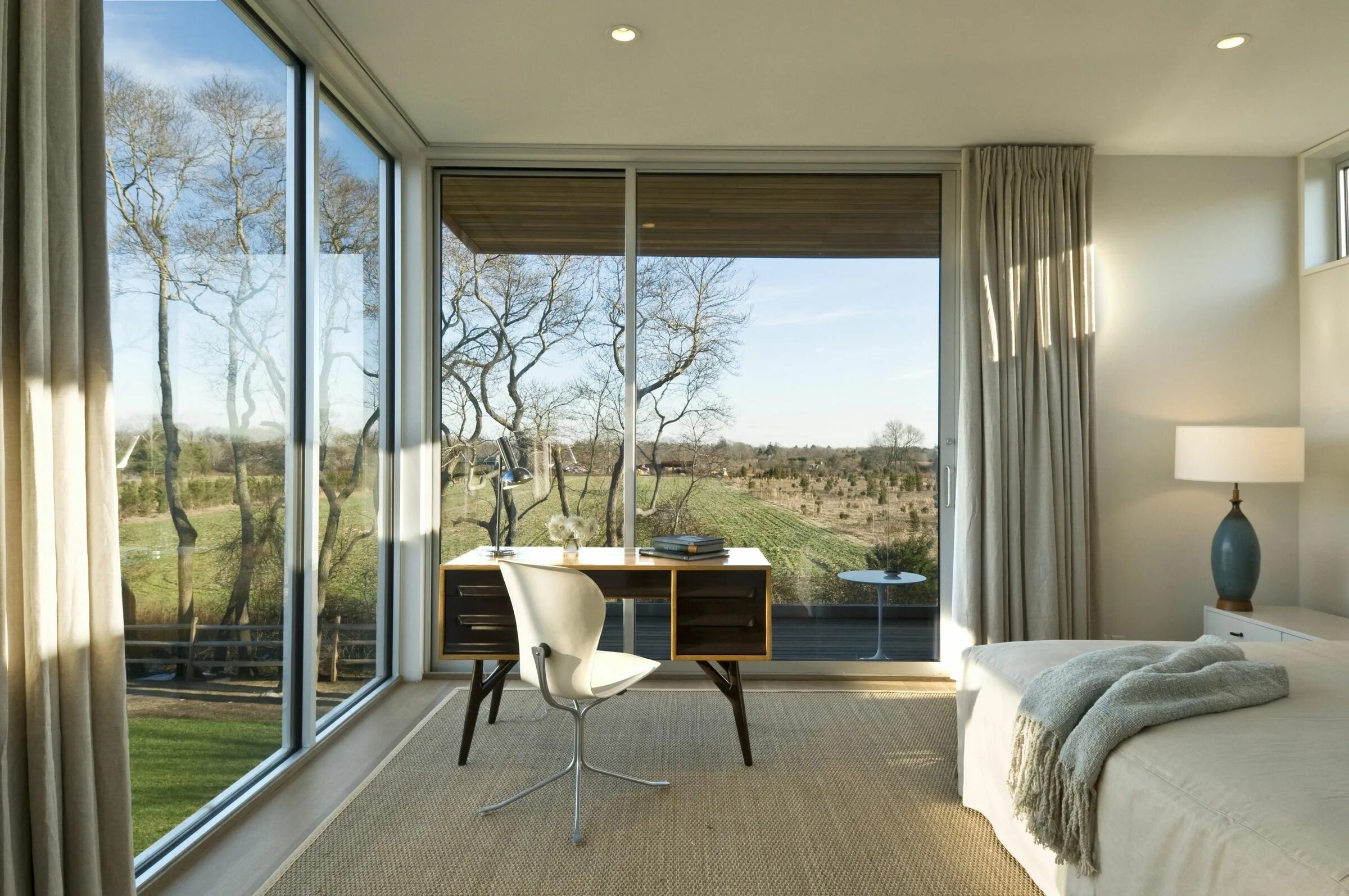 Большие окна в частном доме. Окна рехау панорамное остекление. Деревянный дом с панорамными окнами. Панорамные окна в частном доме. Красивые деревянные окна.