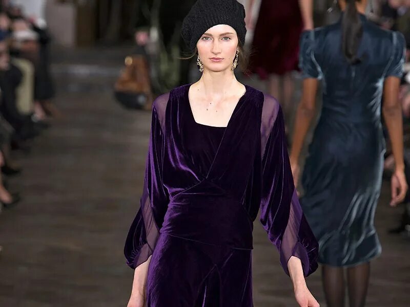 Платья из бархата фото. Платье бархатное ralph lauren. Вечерние платья из велюра. Платтеиз велюра. Платье бархатное ralph loren.
