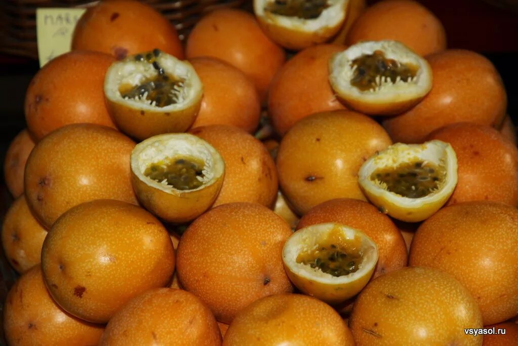 Фрукт желтый внутри. Тропический фрукт гранадилла. Экзотический фрукт с черными косточками. Экзотический фрукт с косточками. Фрукт желтый внутри с косточками.