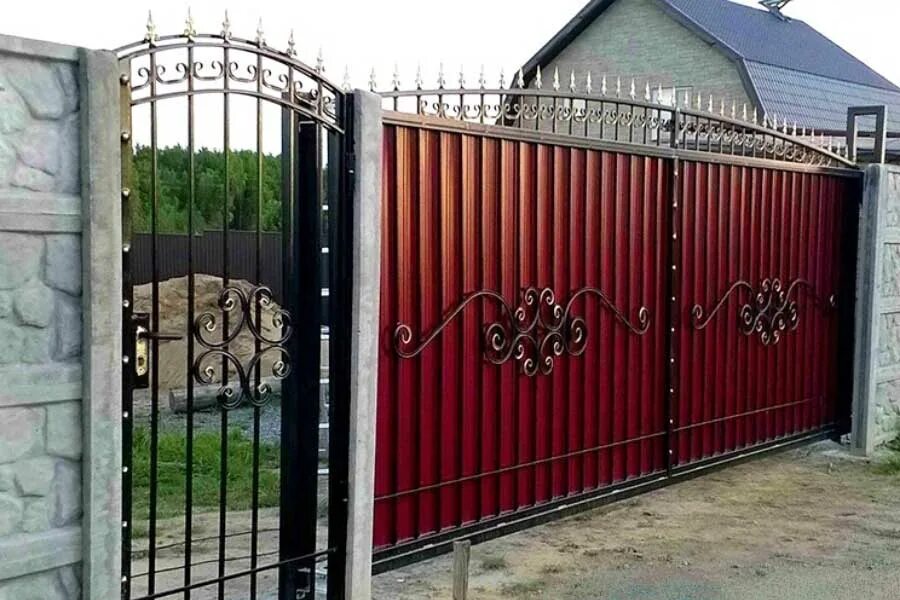 Ворота с калиткой с элементами ковки. Кованые элементы на ворота. калитка из профнастила с элементами ковки. кованые ворота с профнастилом. ворота из профнастила с калиткой.