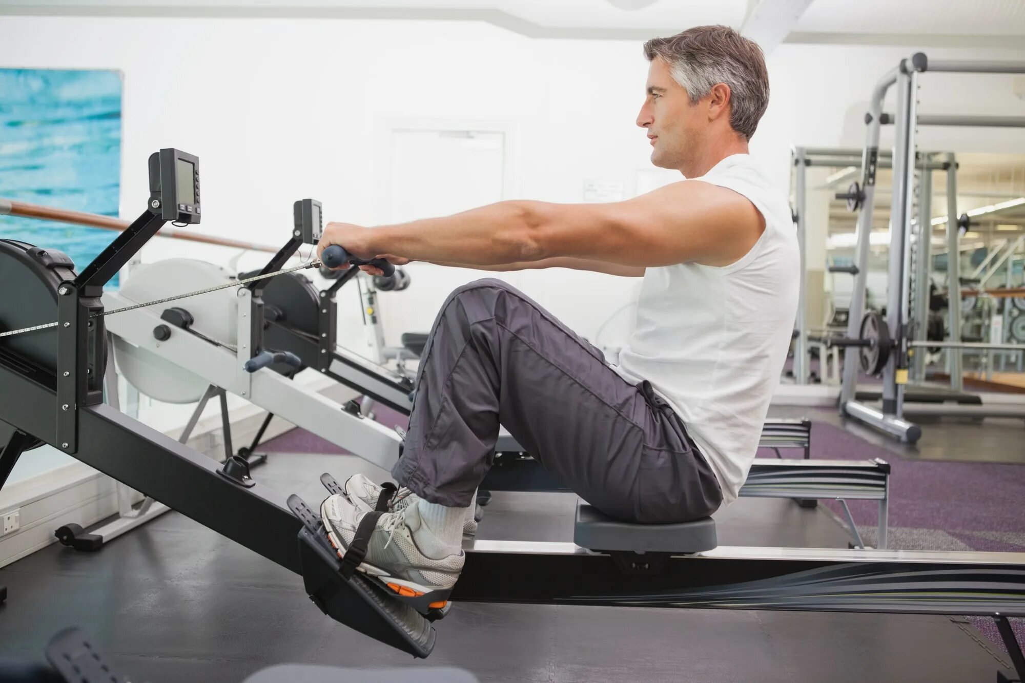 Упражнение гребля. Тренажер гребля индор. оборудование technogym тренажер гребля. тренажер для гребцов. занятия на гребном тренажере.