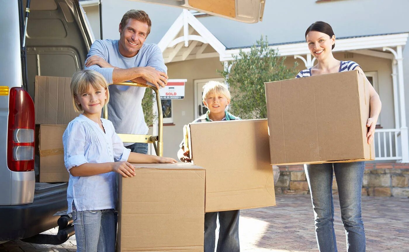 We move to a new house. Переезд. Веселый переезд. Семья переезжает. Переезд на новое место жительства.