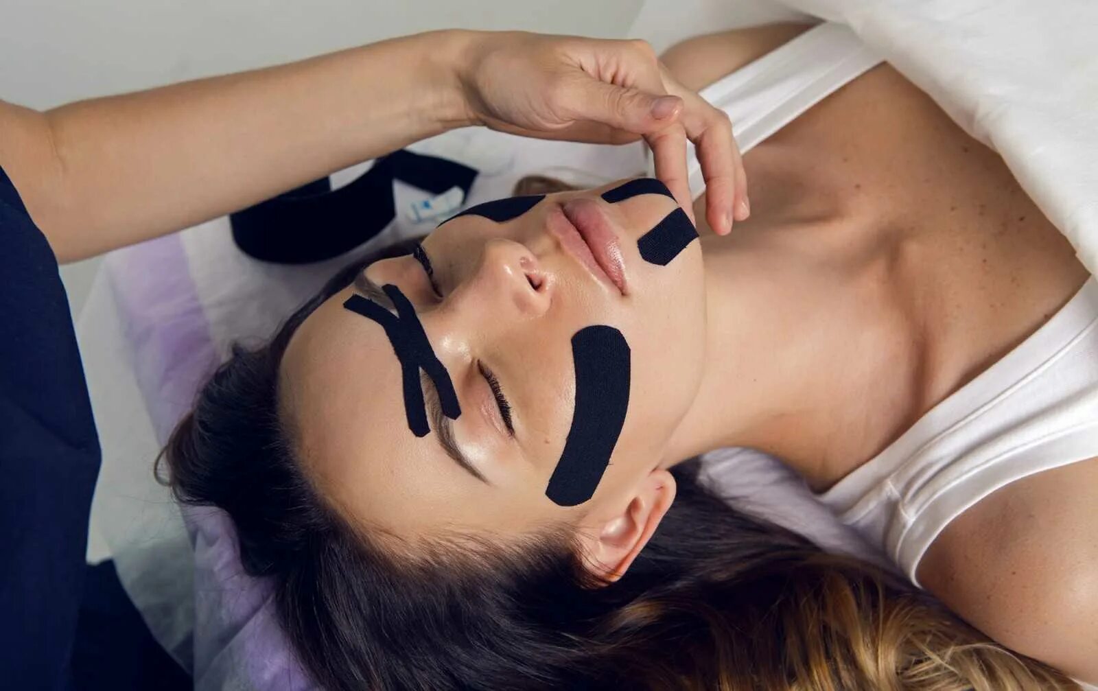 тейпы можно ли на ночь. кинезиологическое тейпирование. тейпирование колена сзади. тейпы можно ли на ночь. кинезиотерапия тейпирование.