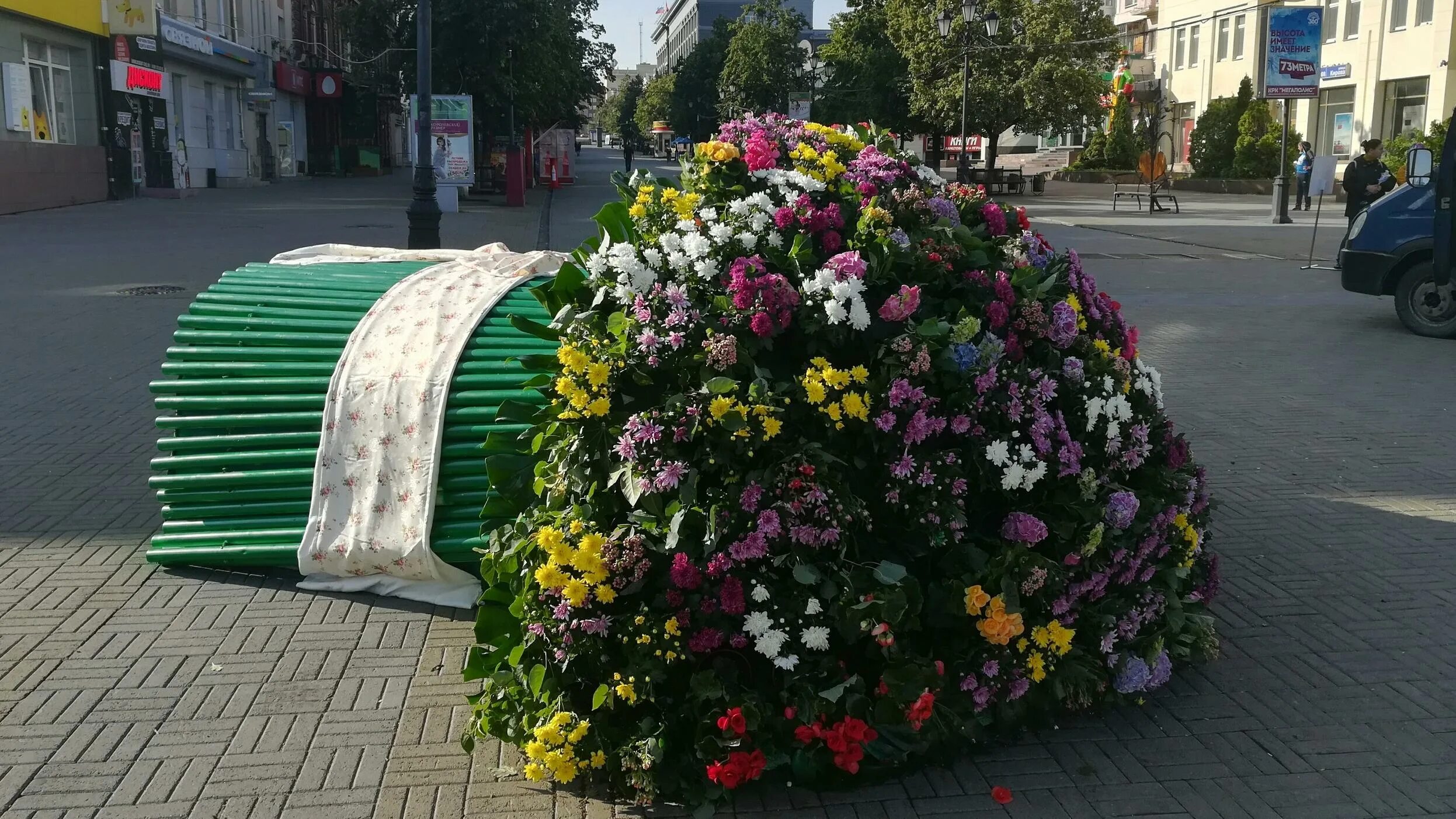 Цветы пл. Клумбы в городе. Цветники в городе. Клумба букет. Необычные клумбы в городе.