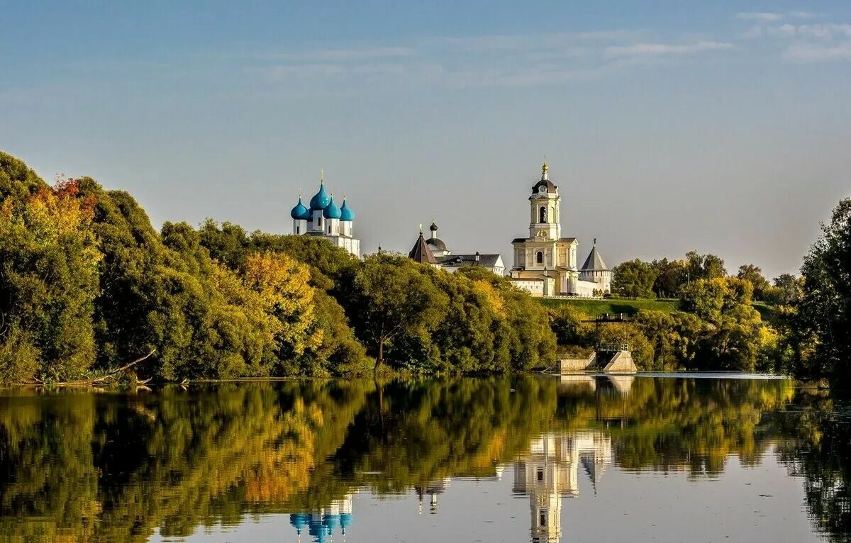 Подмосковный город в честь реки. Серпухов Московская область. Серпухов Соборная гора Серпухов. Серпуховский монастырь Высоцкий вид с реки. Серпуховский Высоцкий монастырь вид сверху.