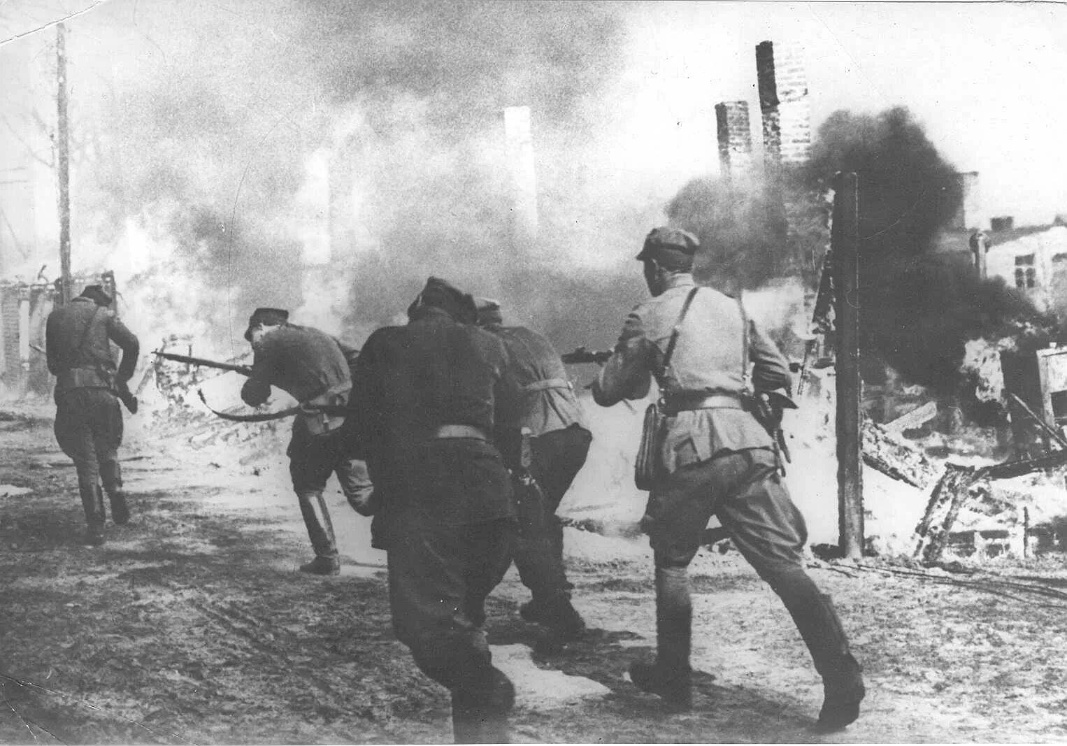 Уличный бой 1945 года Берлин. Советские солдаты штурмуют Берлин. Бой под берлином