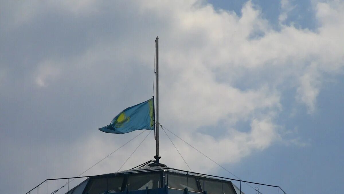 Приспущенный флаг Казахстана. Траур в Казахстане. Национальный дни траура РК. Большой флаг в Нурсултане.