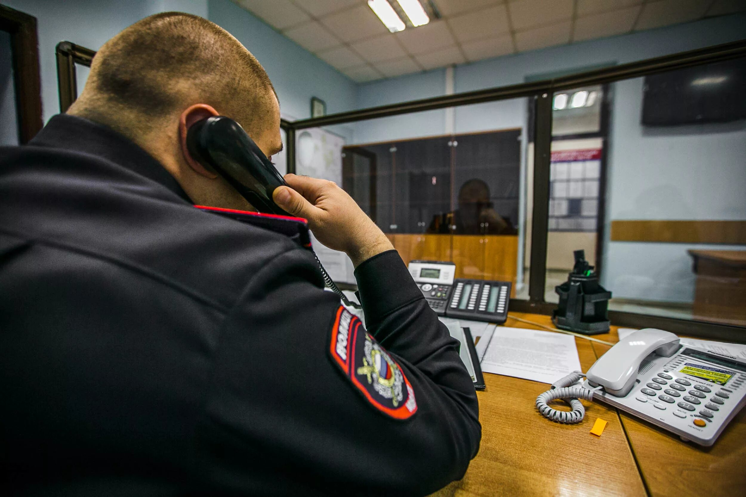 Анонимно позвонить в полицию. Дежурная часть полиции. Дежурный полиции. Полицейский в дежурной части. Звонок в дежурную часть полиции.