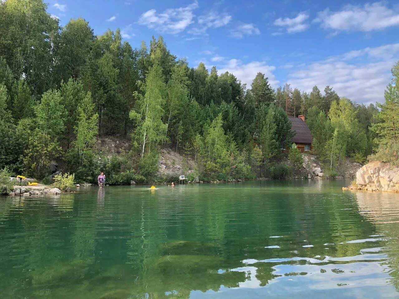Озеро в караканском бору новосибирск. Мраморное озеро новосибирск база. Мраморное озеро в абрашино новосибирская область. Караканский бор новосибирская область отдых. Караканский бор ордынка.