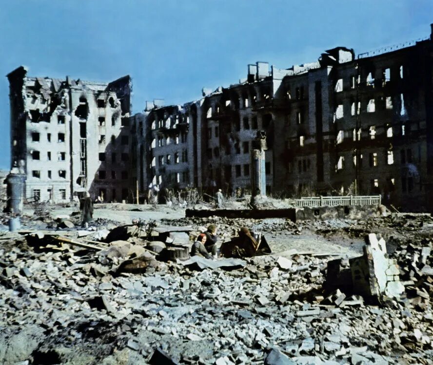 Сталинград после битвы 1943 год. Сталинград город после боев 1943. Сталинградская битва руины города. Руины Сталинграда 1942 года.