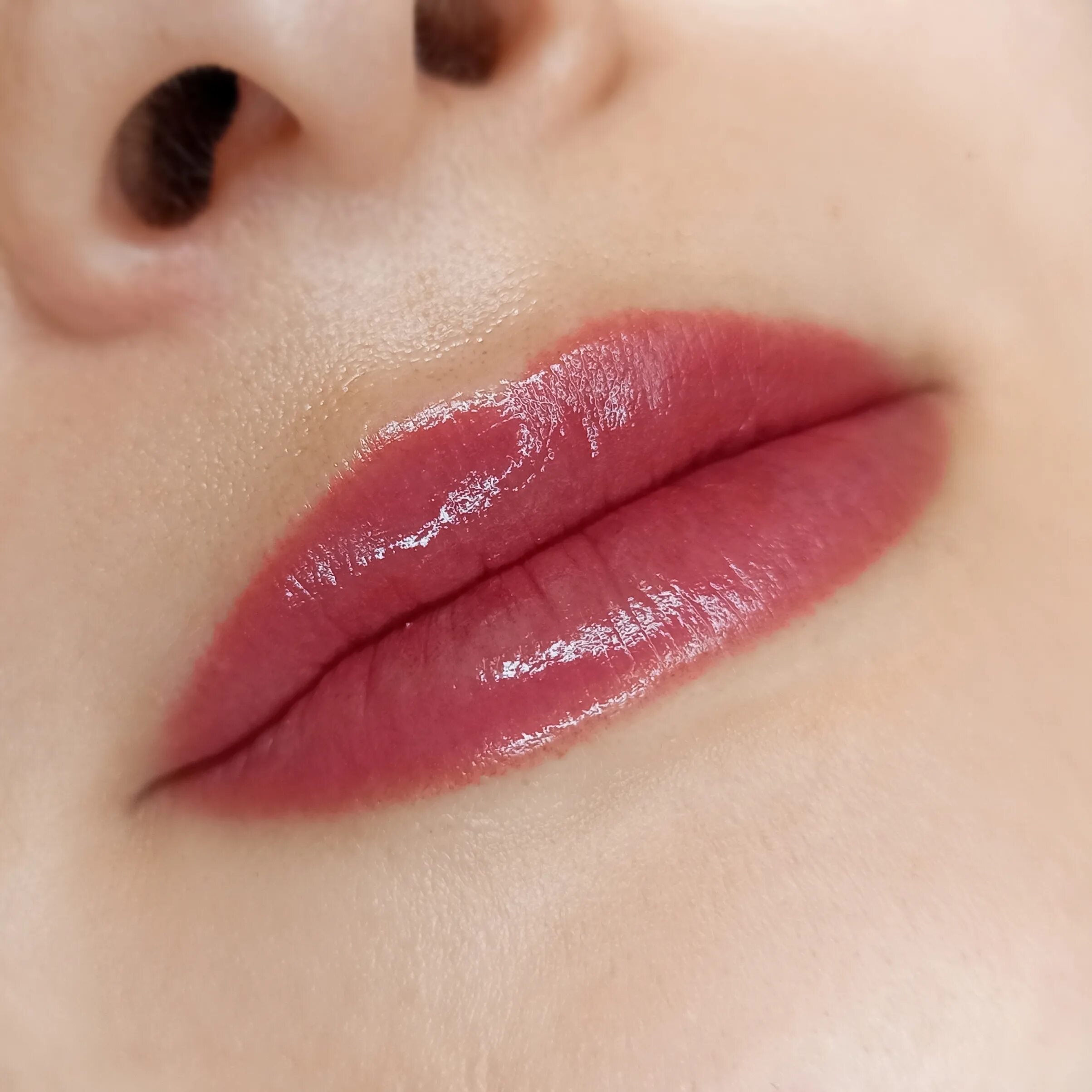Перманентный макияж губ сошел. Перманент губ эффект помады. Перманент губ Акварельная техника цвета.