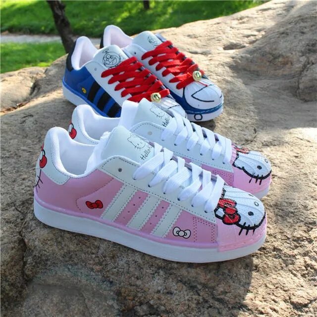 Adidas hello. Adidas hello Kitty. Adidas Superstar hello Kitty. Кеды адидас Хеллоу Китти. Адидас Хеллоу Китти кроссовки.