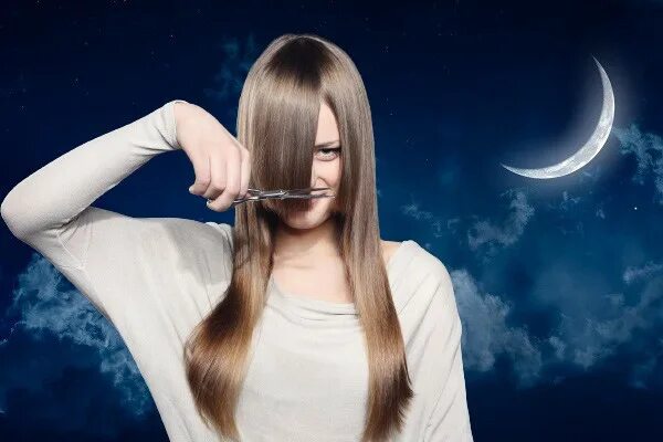 Парикмахер. Девушка стрижет волосы. Стрижка в салоне. Подстричься ночью. Примета причешет волосы.