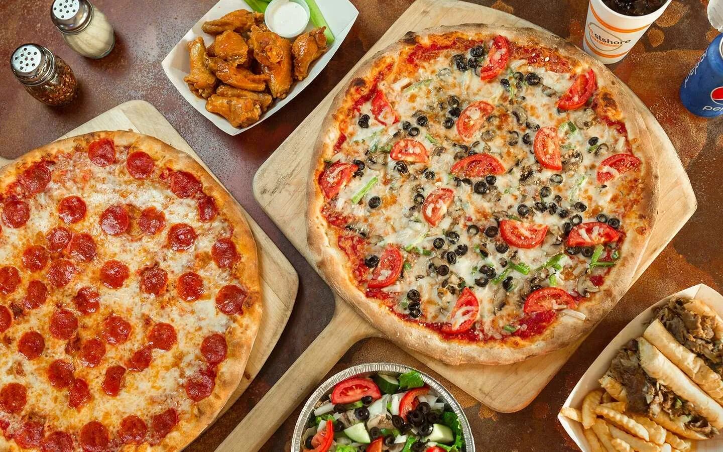 Доставка пиццерия пиццы. "Пицца". Пицца на столе. Пицца вид сверху. Пиццерия доставка.