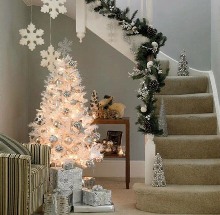 Как красиво украсить к новому году. Новогодние украшения для дома. Белая елка украшенная. Украсить дом к новому году. Декор белой елки.