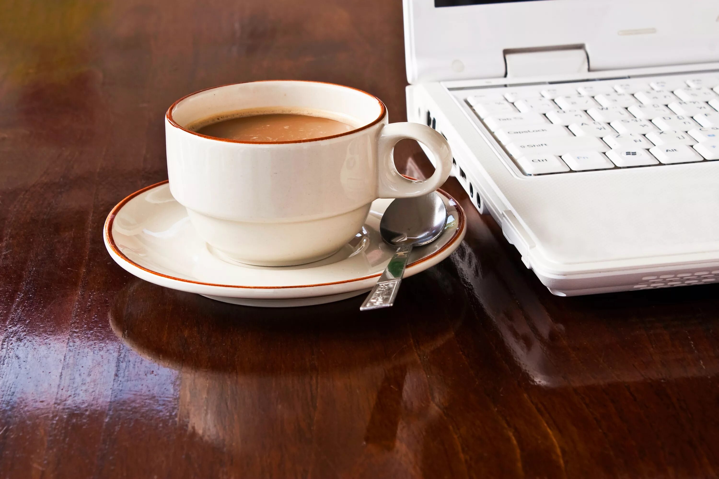 На столе стоят 20 кружек с кофе. Чашка кофе на столе. Кружка чая на столе. Кофе в офисе. Чашка "на стол".