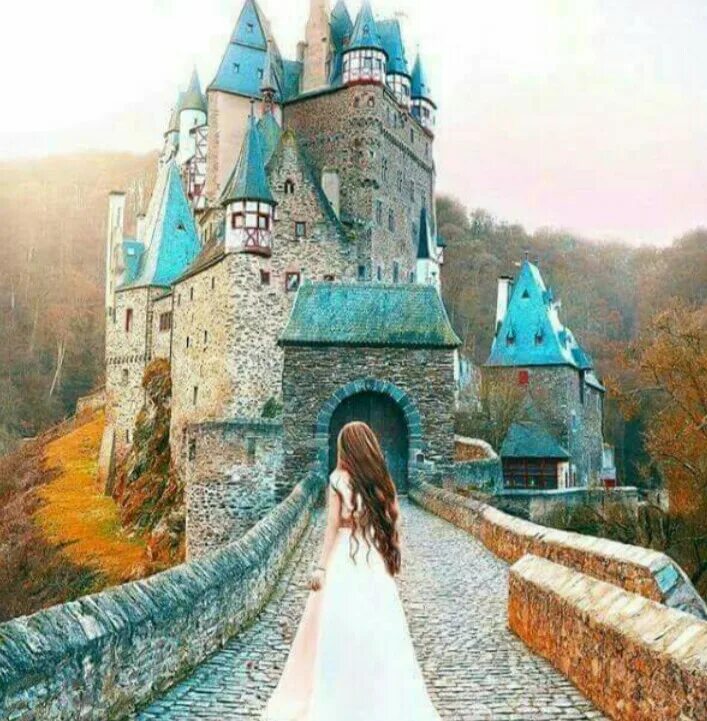 позирование на фоне замка. принцесса живет в замке. замок принцессы. принцесса живет в замке. принцесса живет в замке.