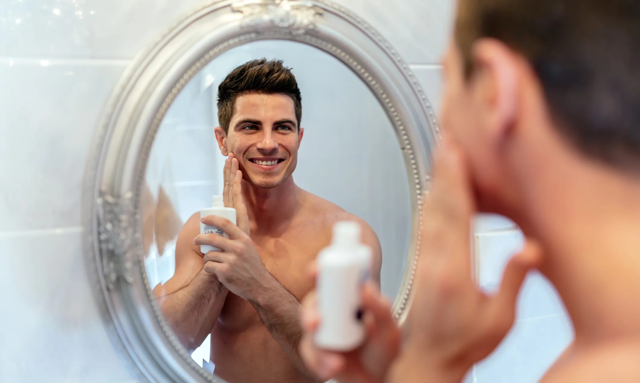 Мужчина в зеркале. Мужчина у зеркала в ванной. Мужчина перед зеркалом в ванной. Смотрится в зеркало в ванной мужчина. Парни в ванной комнате