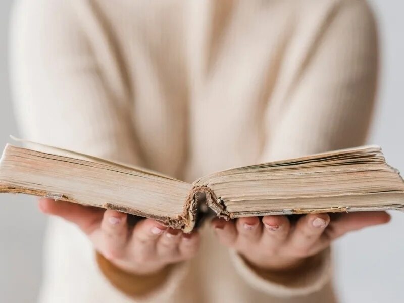 Старая книга в руках. Старая книга в руках. Мужчина с книгой в руках. Пыльная книга. Древние книги.