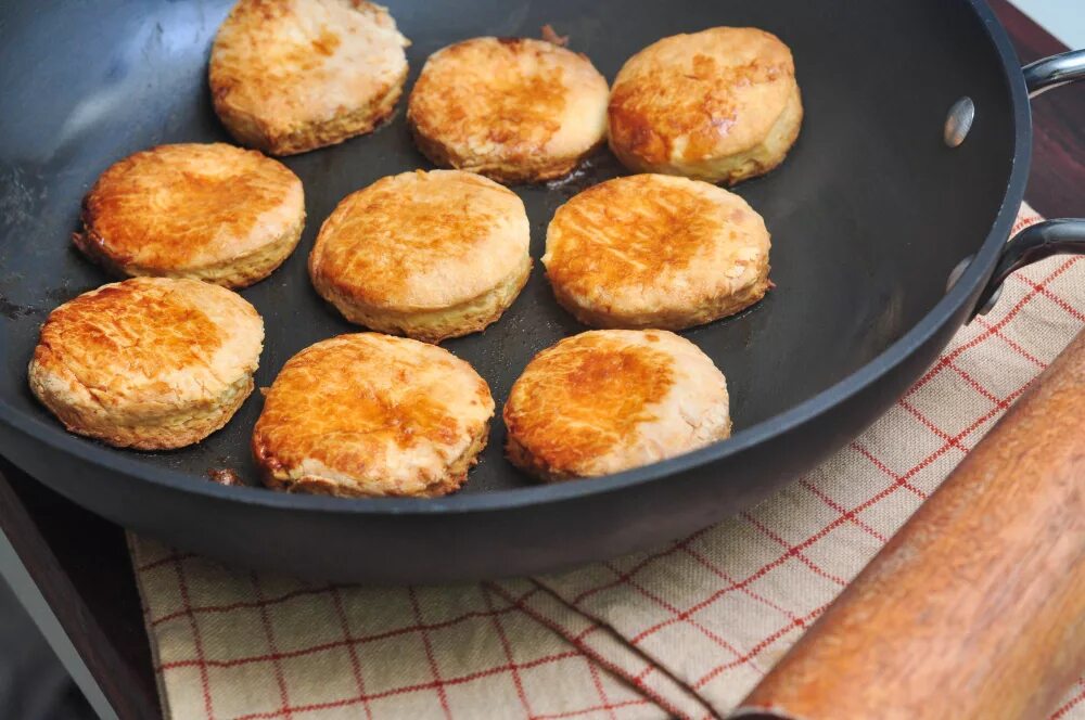Что можно приготовить на сковородке быстро. Печенье на сковороде. вкусная и лёгкая выпечка на сковороде. быстрая выпечка на сковородке. выпечка на сковороде на скорую руку.