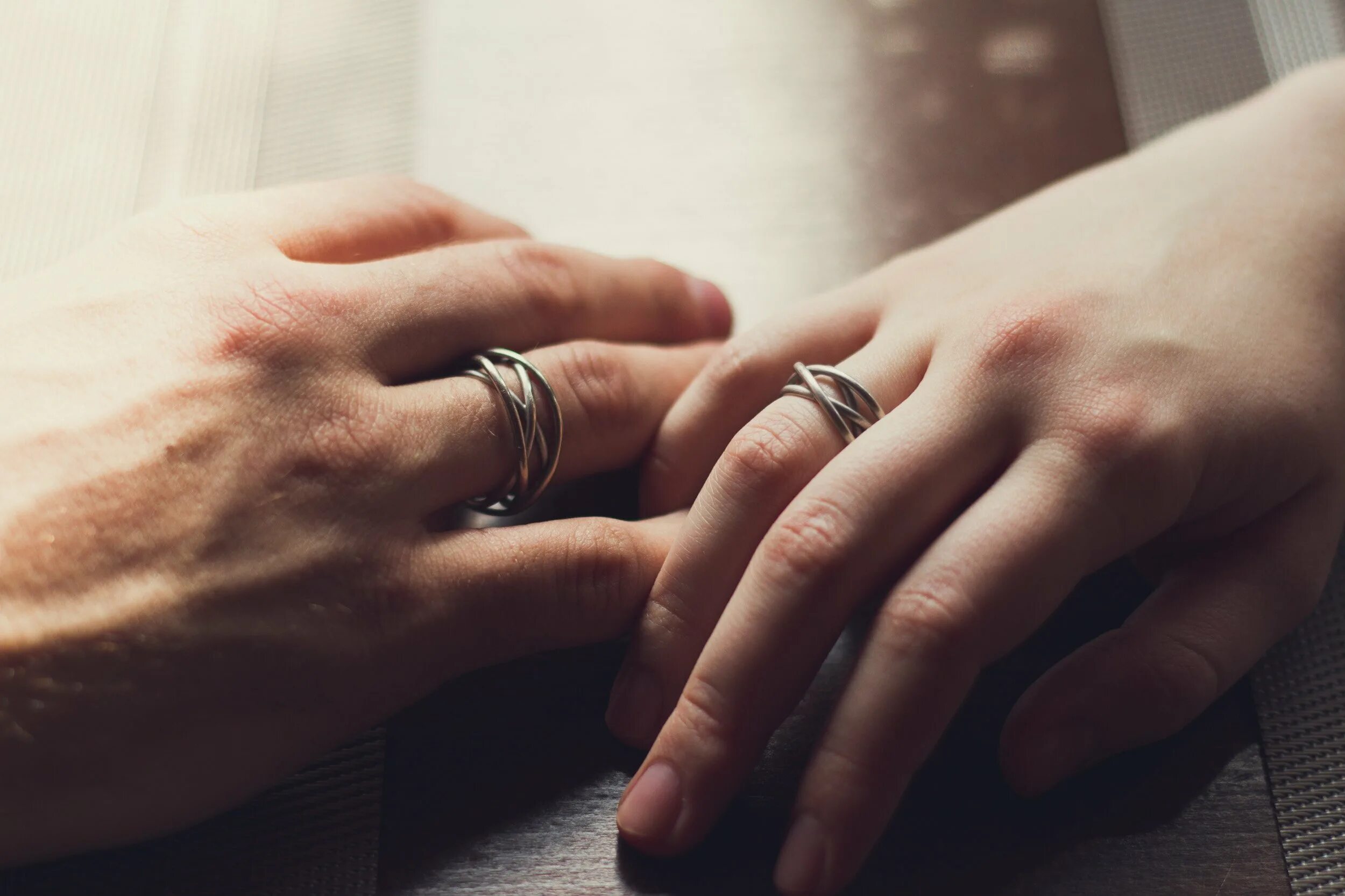 На какой руке носят армяне обручальное кольцо. Кольцо на руке. Обручальные кольца на руках. Обручальные кольца парные на руках. Руки пары с обручальными кольцами.