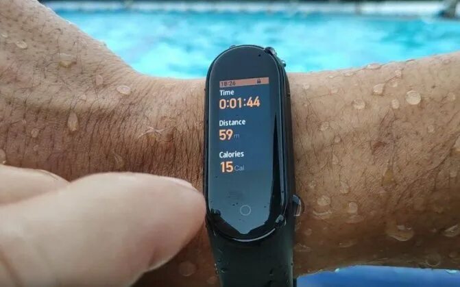 Можно мочить браслет. Тренировка бассейн на mi Band 4. Ми банд тренировка бассейн. Ми бэнд 4 Водонепроницаемый или. Ми бэнд в бассейне.