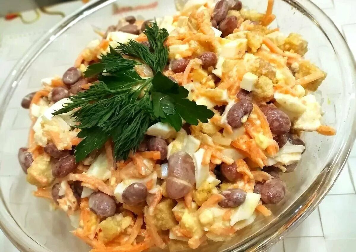 Салат с шампиньонами курицей и корейской морковкой. Салат из копчёной курицы с корейской морковкой и фасолью. Салат с фасолью и морковкой. Салат с корейской морковкой и фасолью. Салат с фасолью и морковью.