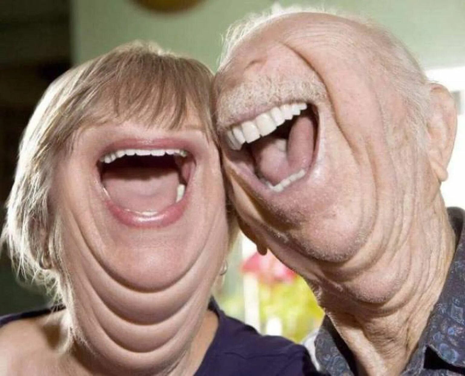 Бабка смеха. Смешно смеемся. Смеющаяся рожа. Смешной человек который смеется.