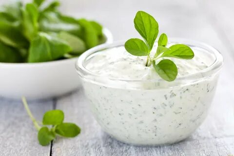 Йогурт с чесноком и зеленью