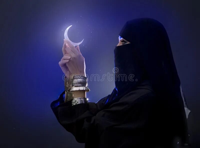 Мусульманский палец. Мусульманка молится. Молящаяся девушка мусульманка. Красивая мусульманка молится. Мусульманка молится в ночи.
