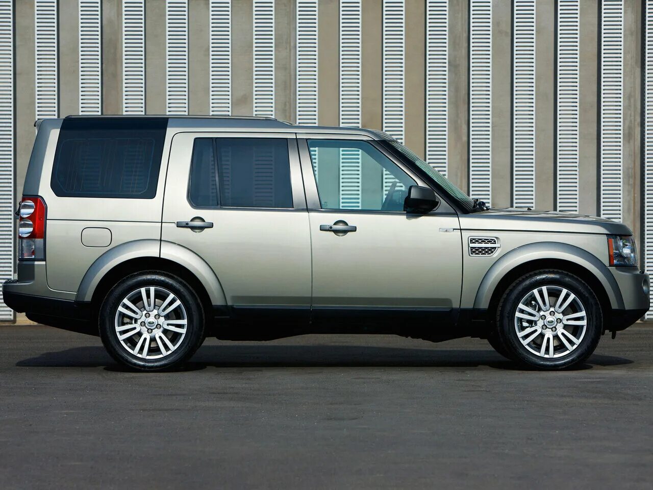 Land rover discovery 2010. Ленд ровер дискавери 4 2010. лэнд ровер дискавери 3 2010. лэндровер дискавери 2010.