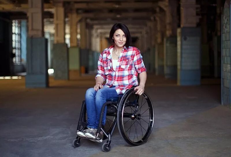 Жить с инвалидностью. Коляска для инвалидов. Женщина в инвалидной коляске. Красивые девушки инвалиды. Красивая девушка в инвалидном кресле.