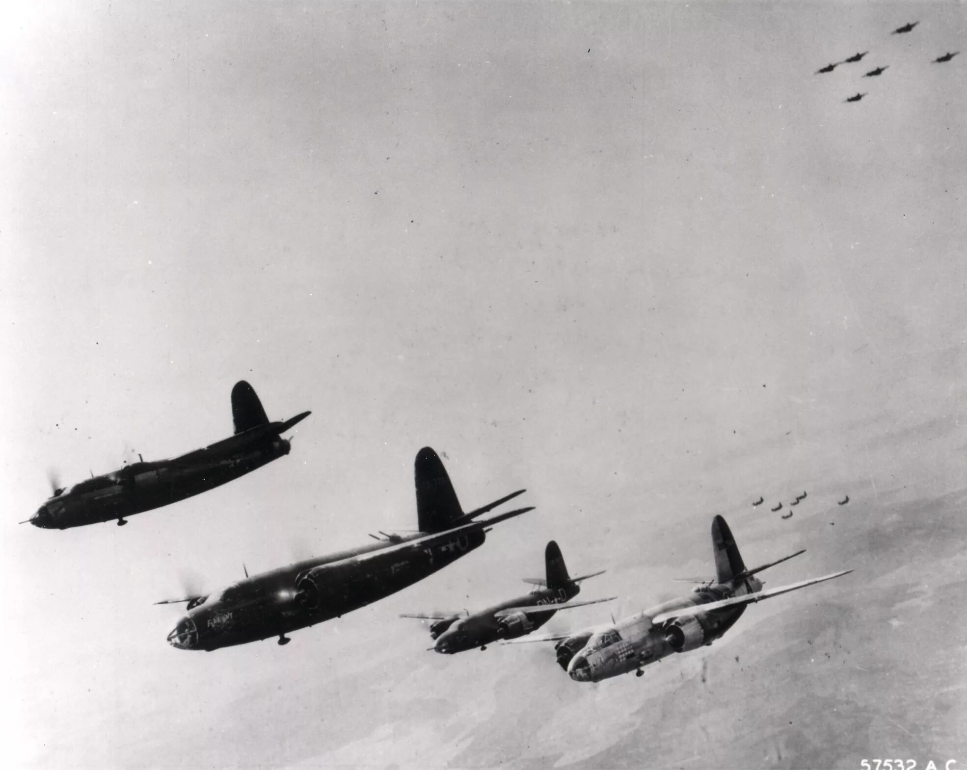 B26 бомбардировщик. Американские бомбардировщики второй мировой войны бомбят. Экипаж бомбардировщика b-26 Marauder.