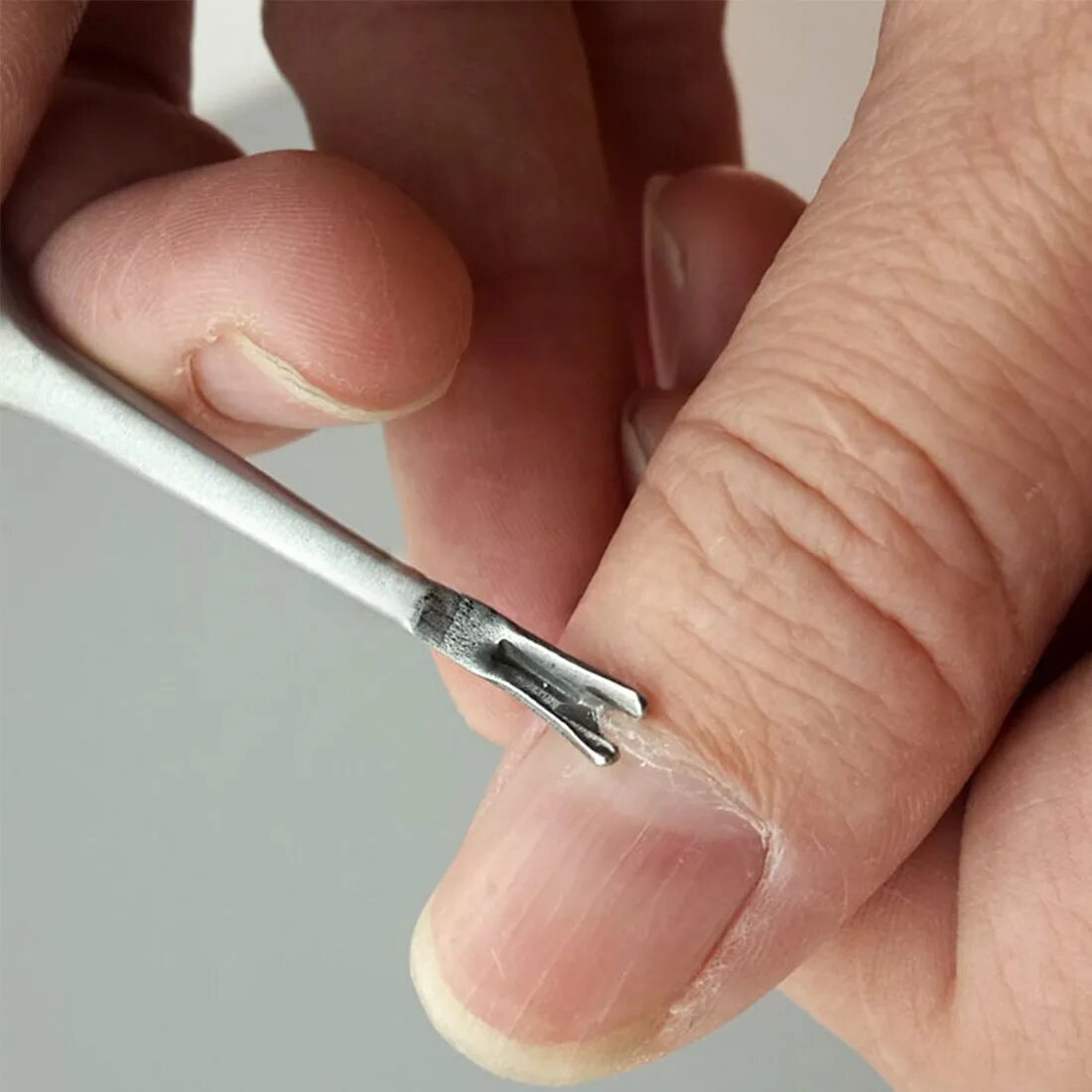 Как убрать кутикулу обрезанием. Обрезание кутикулы заусенцы. Классический обрезной маникюр. Обрезание кутикулы. Как убрать кутикулу обрезанием.