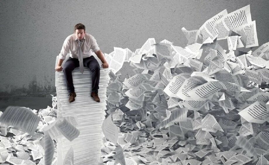 Работа учителя смешные. Гигантский объем информации. После большого количества работы. Куча бумаг. Человек с кучей бумаг.