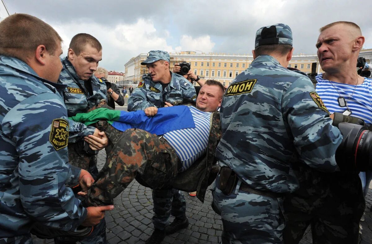 Омон драки. Десантник против ОМОНА. Десантник ОМОН.