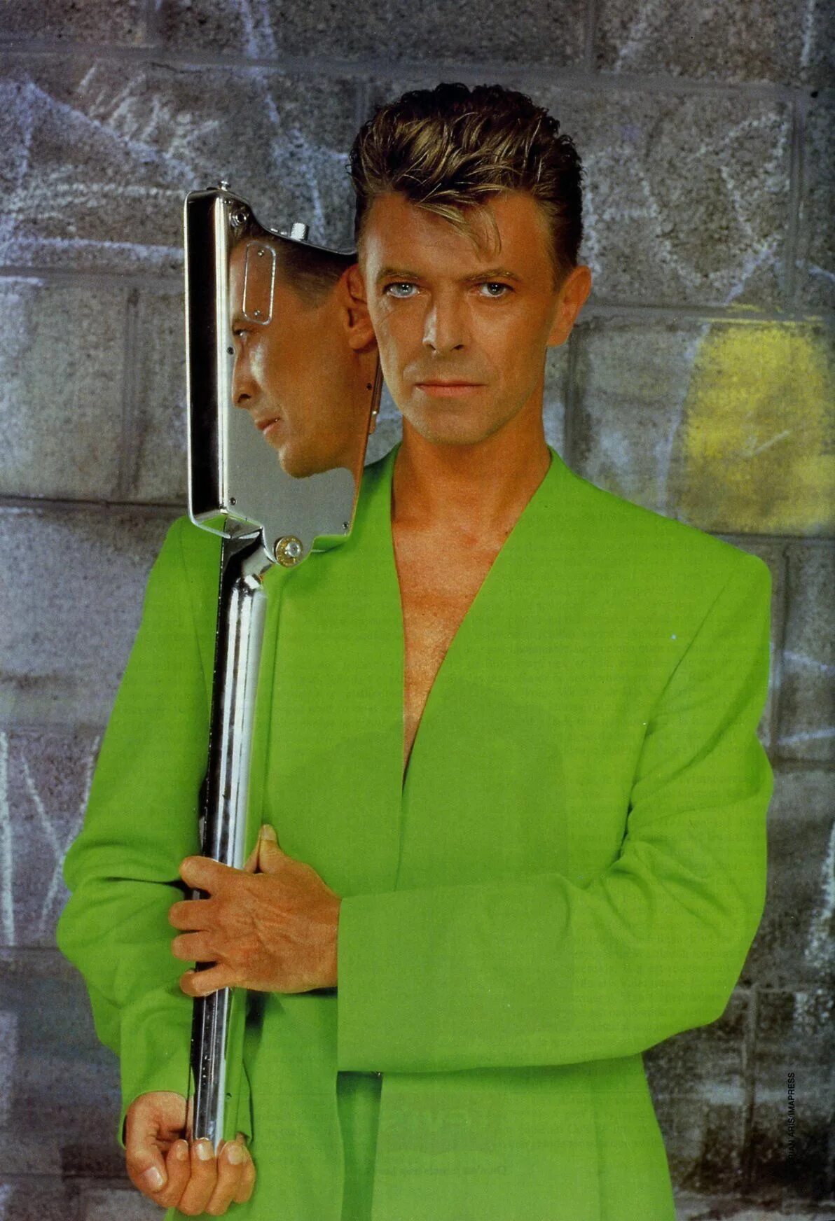 David machine. Дэвид боуи. дэвид боуи tin machine. дэвид боуи в зеленом пиджаке. david bowie 1989 tin machine.