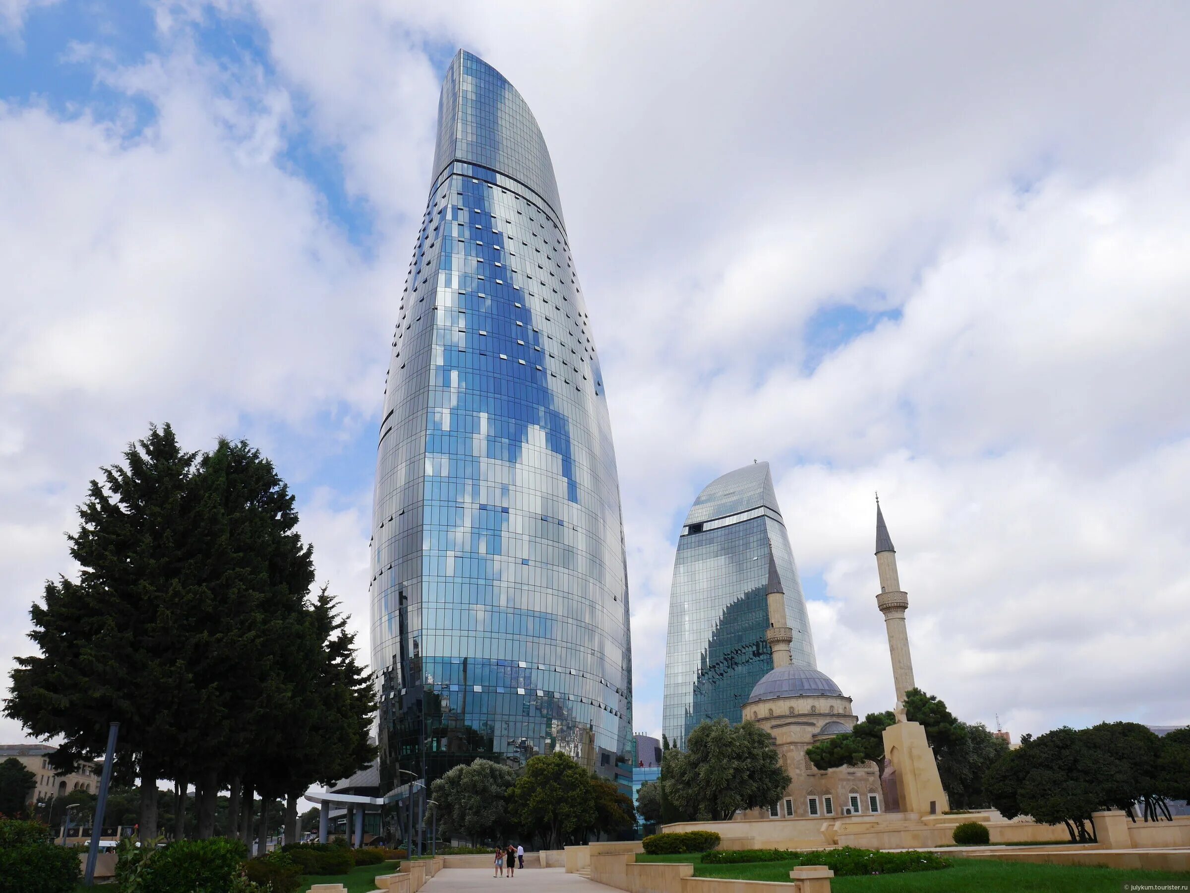 Пламенные башни flame towers. Небоскребы баку. Баку небоскребы. Флейм тауэрс баку. Пламенные башни баку.