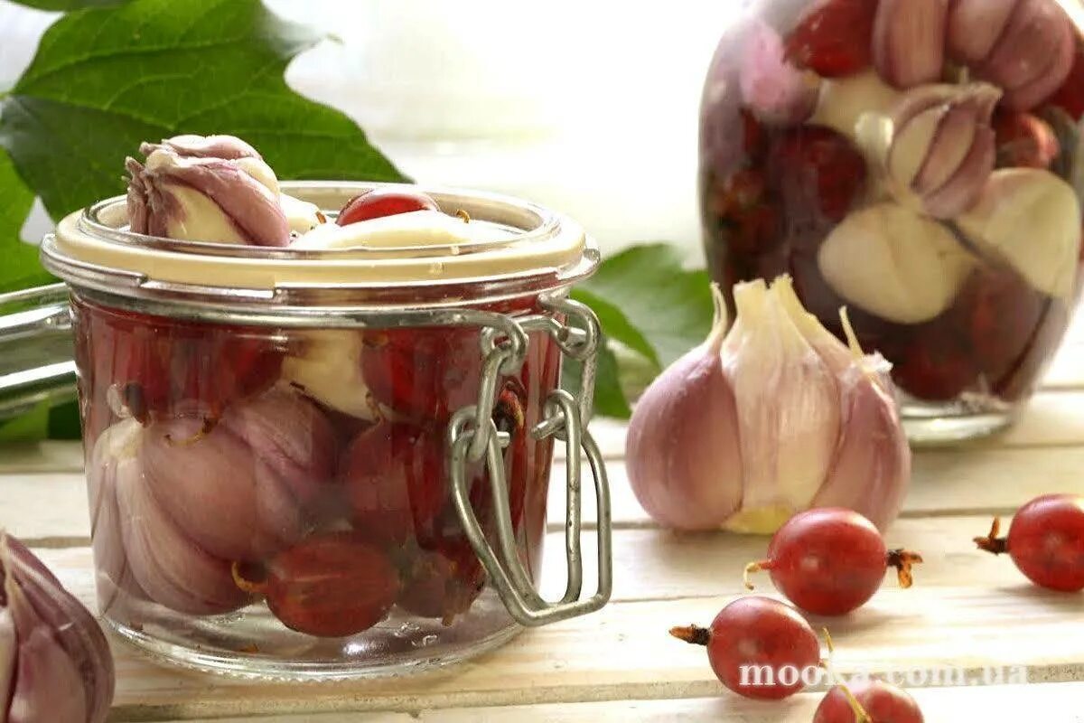 Как вкусно замариновать чеснок рецепт. Варенье из чеснока. маринованный крыжовник. маринованный чеснок с крыжовником. маринованный крыжовник на зиму.