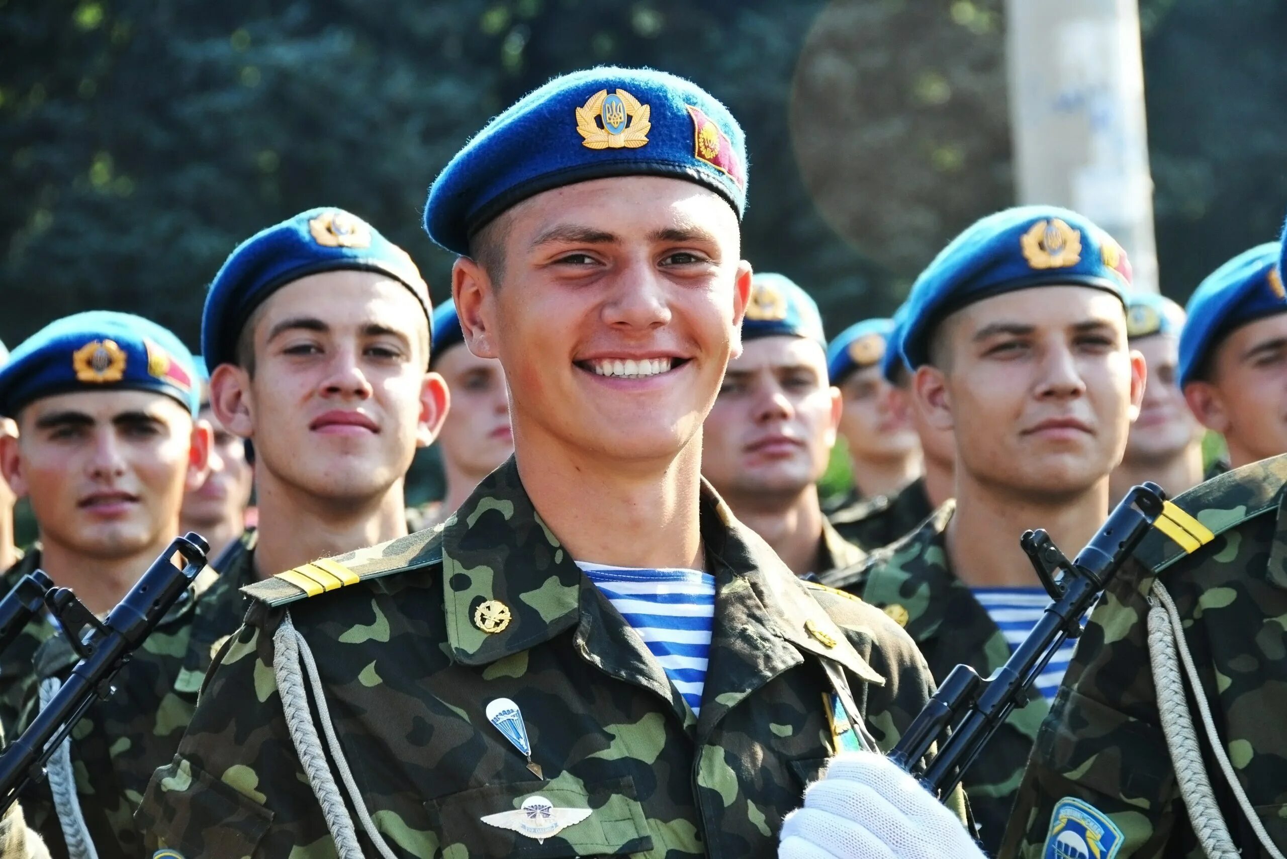 Десантник киев. Воздушно-десантные войска (ВДВ) РФ. Солдат ВДВ. Воздушно-десантные войска Украины. Солдат десантник.