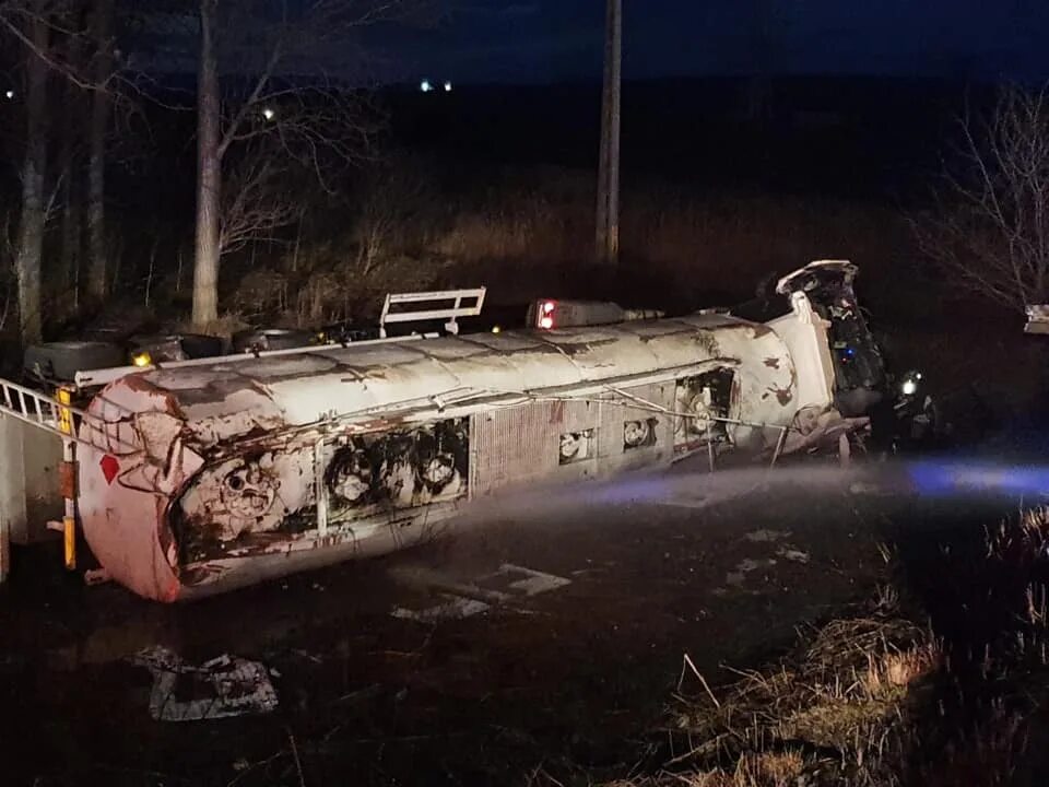 Перевернулись цистерны. Фольксваген перевернулся в селе глиное. Перевернулись цистерны. Перевернулась цистерна с бензином. Цистерна перевернулась.